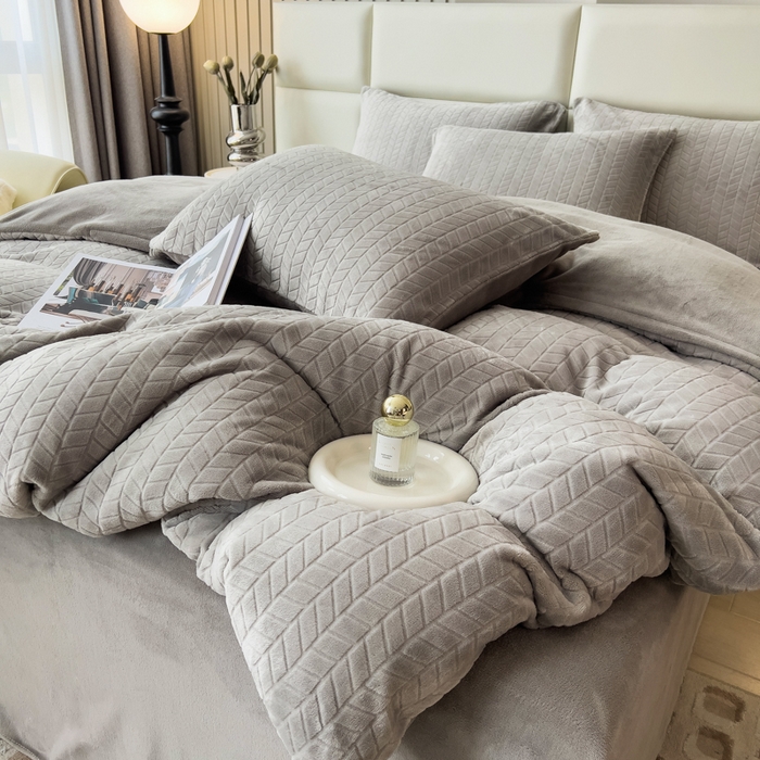 91家纺网 家纺一手货源 找家纺 印季家纺 2025新款立体剪花麦穗牛奶绒四件套 高级灰