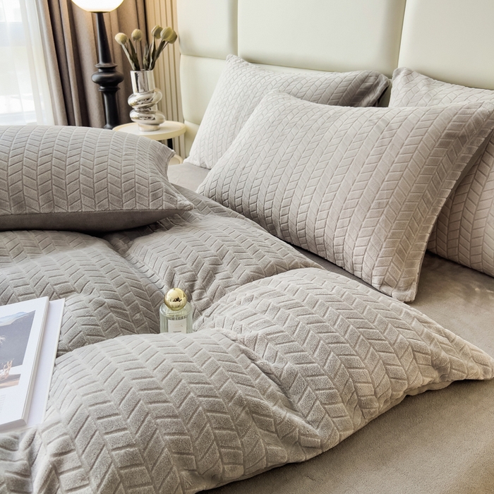 91家纺网 家纺一手货源 找家纺 印季家纺 2025新款立体剪花麦穗牛奶绒四件套 高级灰