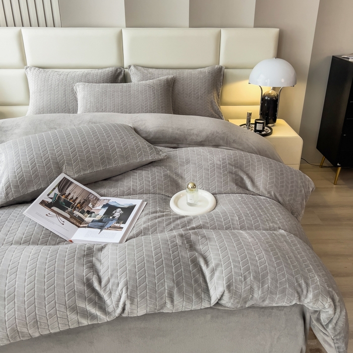 91家纺网 家纺一手货源 找家纺 印季家纺 2025新款立体剪花麦穗牛奶绒四件套 高级灰