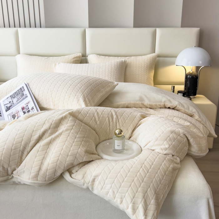 91家纺网 家纺一手货源 找家纺 印季家纺 2025新款立体剪花麦穗牛奶绒四件套 奶白