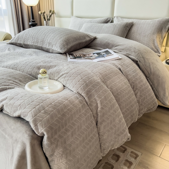 91家纺网 家纺一手货源 找家纺 印季家纺 2025新款立体剪花麦穗牛奶绒四件套 高级灰