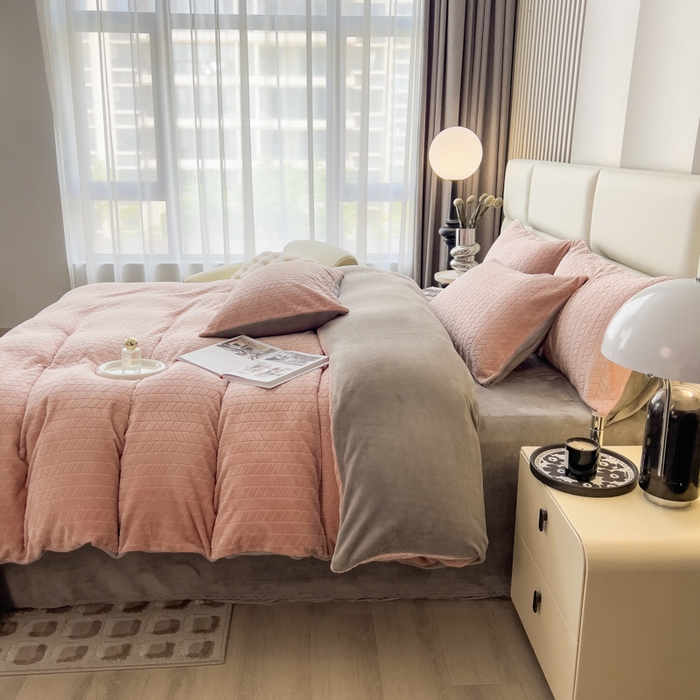 91家纺网 家纺一手货源 找家纺 印季家纺 2025新款立体剪花麦穗牛奶绒四件套 豆沙-灰