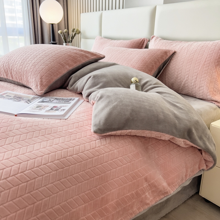 91家纺网 家纺一手货源 找家纺 印季家纺 2025新款立体剪花麦穗牛奶绒四件套 豆沙-灰