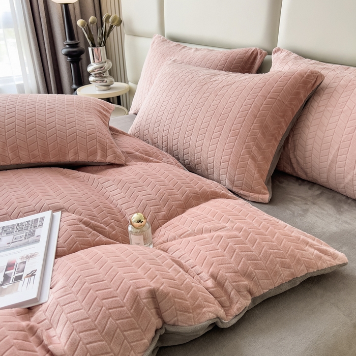 91家纺网 家纺一手货源 找家纺 印季家纺 2025新款立体剪花麦穗牛奶绒四件套 豆沙-灰