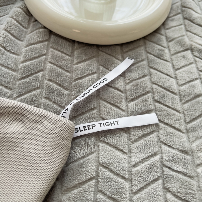 91家纺网 家纺一手货源 找家纺 印季家纺 2025新款立体剪花麦穗牛奶绒四件套 高级灰