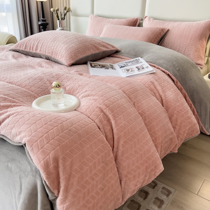 91家纺网 家纺一手货源 找家纺 印季家纺 2025新款立体剪花麦穗牛奶绒四件套 豆沙-灰