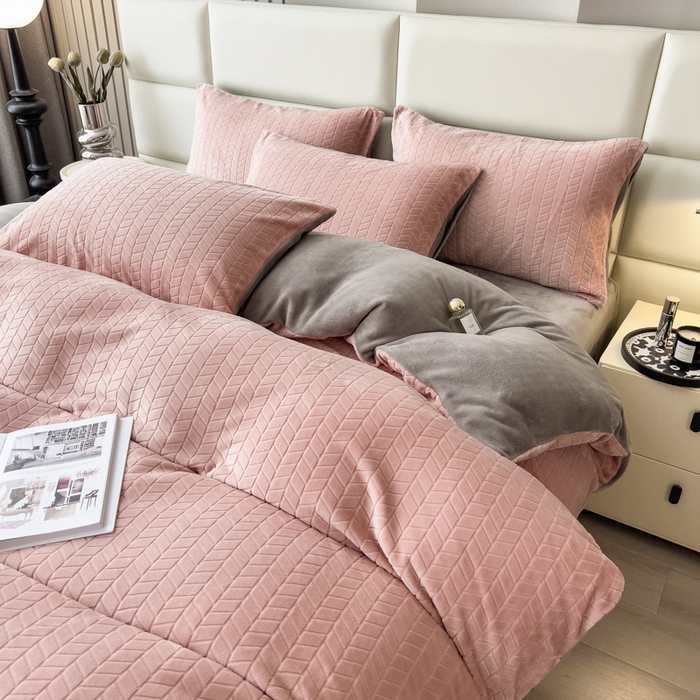 91家纺网 家纺一手货源 找家纺 印季家纺 2025新款立体剪花麦穗牛奶绒四件套 豆沙-灰