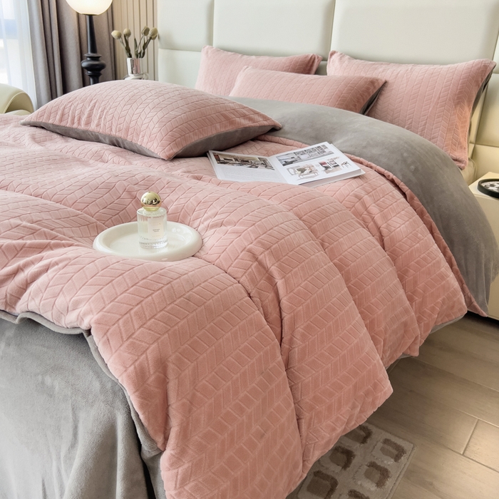 91家纺网 家纺一手货源 找家纺 印季家纺 2025新款立体剪花麦穗牛奶绒四件套 豆沙-灰