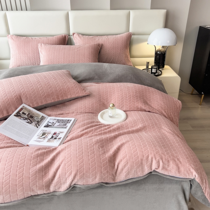 91家纺网 家纺一手货源 找家纺 印季家纺 2025新款立体剪花麦穗牛奶绒四件套 豆沙-灰