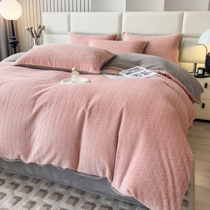 91家纺网 家纺一手货源 找家纺 印季家纺 2025新款立体剪花麦穗牛奶绒四件套 豆沙-灰