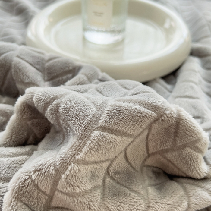 91家纺网 家纺一手货源 找家纺 印季家纺 2025新款立体剪花麦穗牛奶绒四件套 高级灰