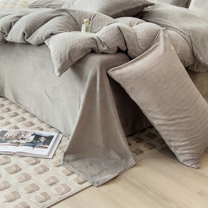 91家纺网 家纺一手货源 找家纺 印季家纺 2025新款立体剪花麦穗牛奶绒四件套 高级灰