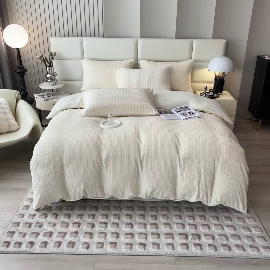 91家纺网 家纺一手货源 找家纺 印季家纺 2025新款立体剪花麦穗牛奶绒四件套 奶白