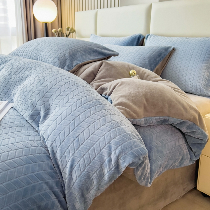 91家纺网 家纺一手货源 找家纺 印季家纺 2025新款立体剪花麦穗牛奶绒四件套 蓝灰-灰