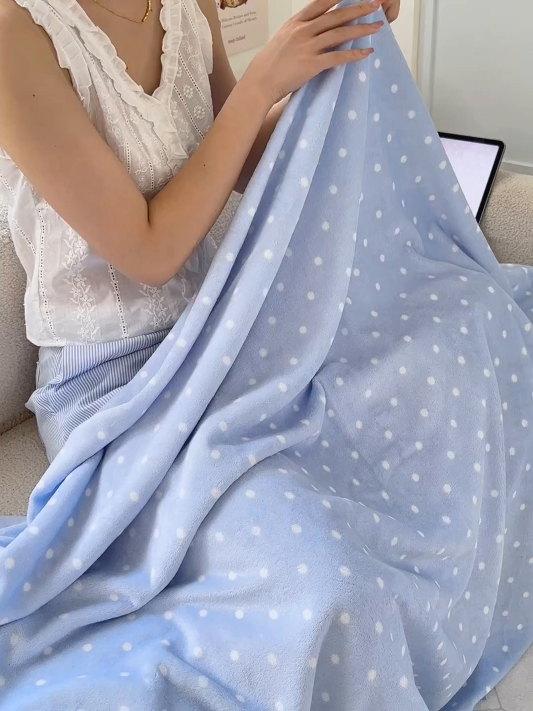 91家纺网 家纺一手货源 找家纺 沐芷 2025 A类牛奶绒毛毯印花盖毯毛毯午休毯卡通多功能沙发毯空调毯 提供买家秀（下载文件包，包含买家秀） 【绒】爱情蓝波点