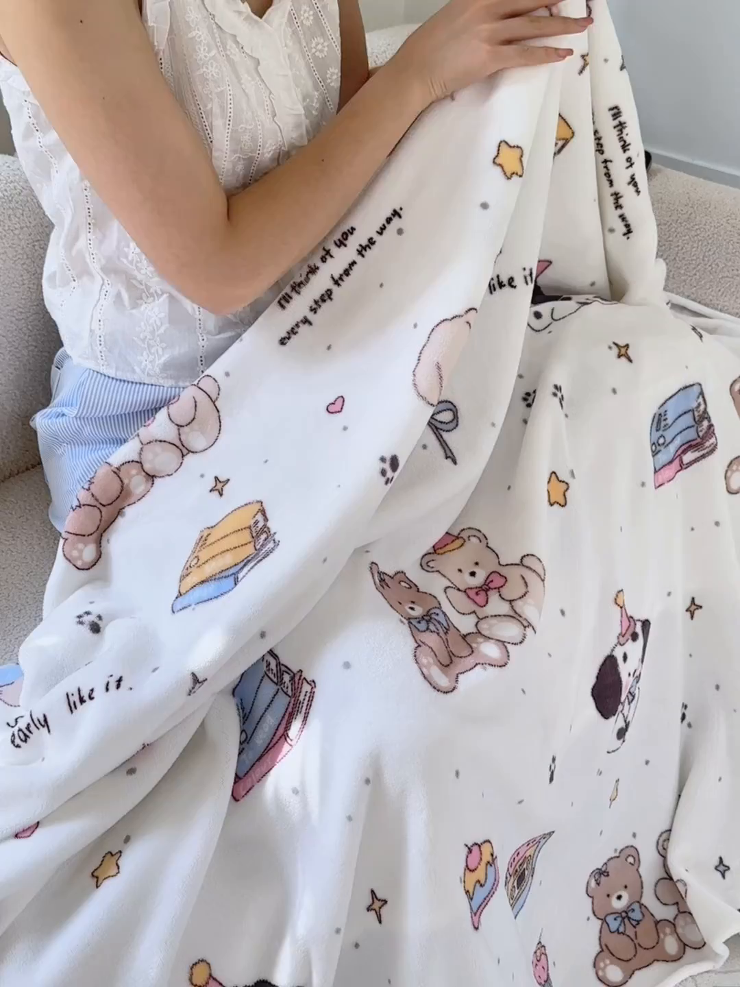 91家纺网 家纺一手货源 找家纺 沐芷 2025 A类牛奶绒毛毯印花盖毯毛毯午休毯卡通多功能沙发毯空调毯 提供买家秀（下载文件包，包含买家秀） 【绒】磁带熊仔