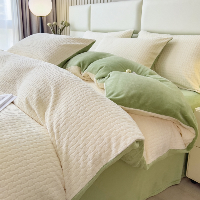 91家纺网 家纺一手货源 找家纺 印季家纺 2025新款立体剪花十字结牛奶绒四件套 奶白-草绿