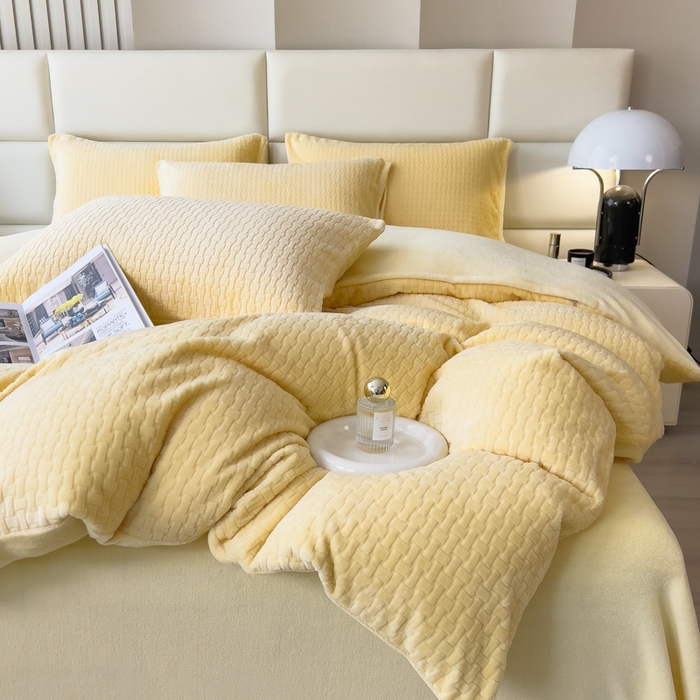 91家纺网 家纺一手货源 找家纺 印季家纺 2025新款立体剪花十字结牛奶绒四件套 亮黄