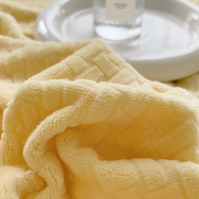 91家纺网 家纺一手货源 找家纺 印季家纺 2025新款立体剪花十字结牛奶绒四件套 亮黄