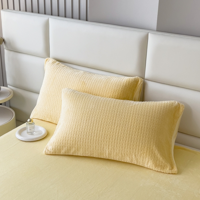 91家纺网 家纺一手货源 找家纺 印季家纺 2025新款立体剪花十字结牛奶绒四件套 亮黄