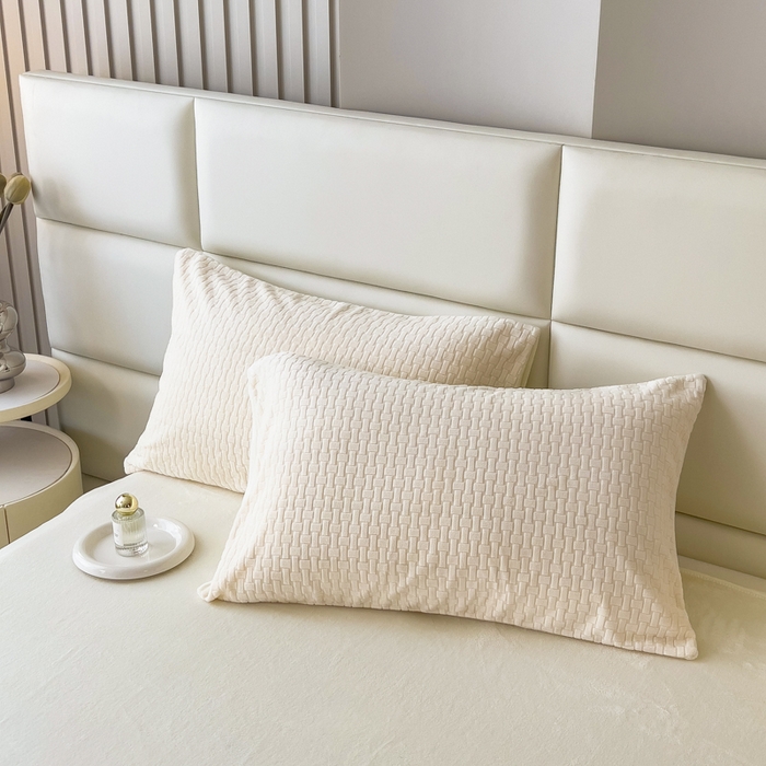 91家纺网 家纺一手货源 找家纺 印季家纺 2025新款立体剪花十字结牛奶绒四件套 奶白