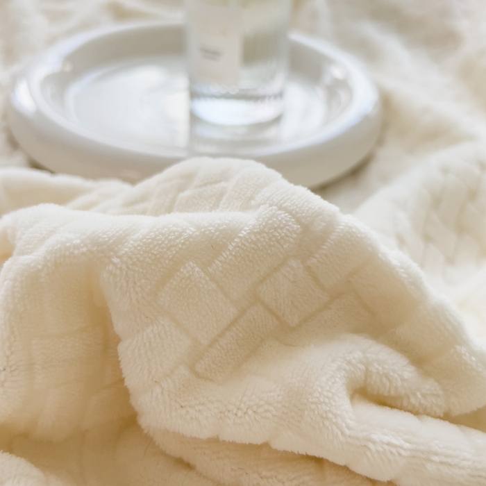 91家纺网 家纺一手货源 找家纺 印季家纺 2025新款立体剪花十字结牛奶绒四件套 奶白