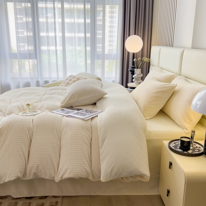 91家纺网 家纺一手货源 找家纺 印季家纺 2025新款立体剪花十字结牛奶绒四件套 奶白