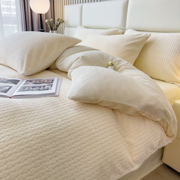 91家纺网 家纺一手货源 找家纺 印季家纺 2025新款立体剪花十字结牛奶绒四件套 奶白