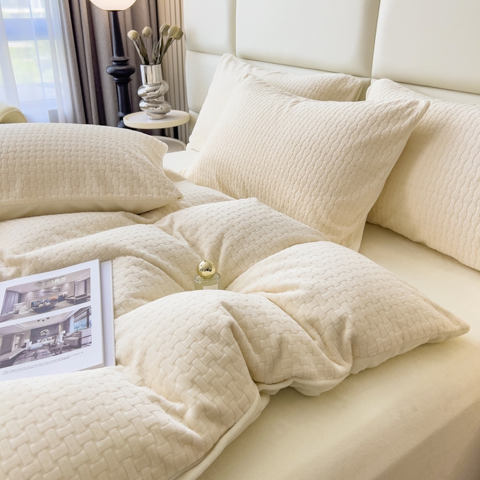 91家纺网 家纺一手货源 找家纺 印季家纺 2025新款立体剪花十字结牛奶绒四件套 奶白