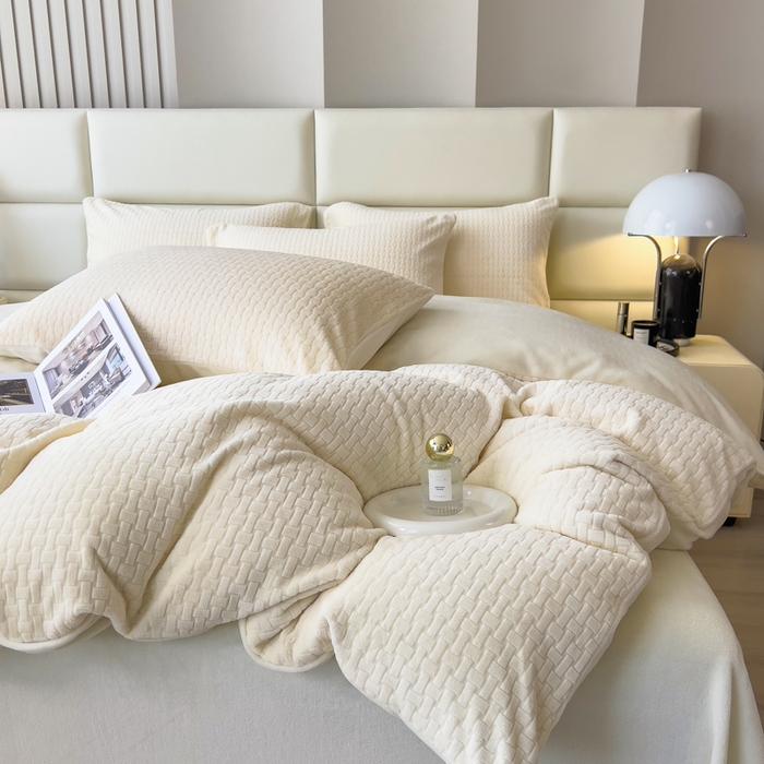 91家纺网 家纺一手货源 找家纺 印季家纺 2025新款立体剪花十字结牛奶绒四件套 奶白