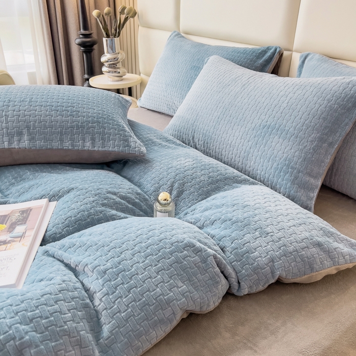 91家纺网 家纺一手货源 找家纺 印季家纺 2025新款立体剪花十字结牛奶绒四件套 蓝灰-灰