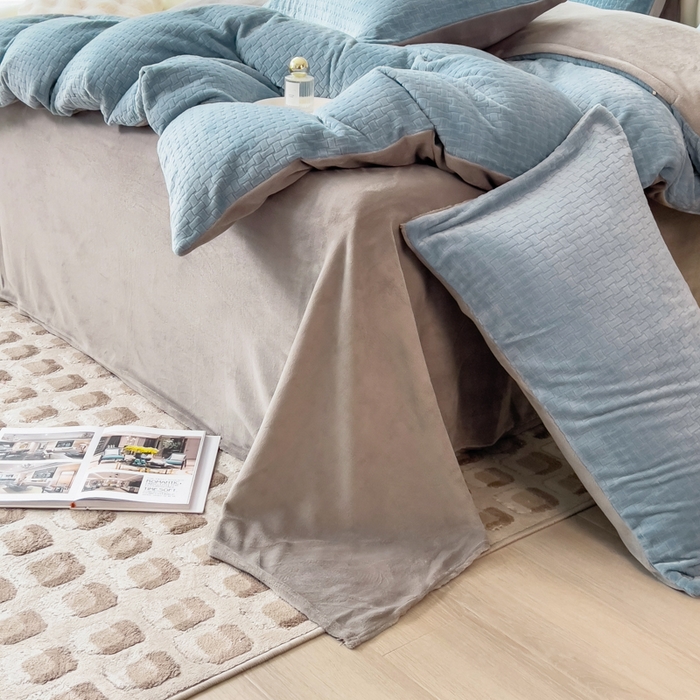 91家纺网 家纺一手货源 找家纺 印季家纺 2025新款立体剪花十字结牛奶绒四件套 蓝灰-灰