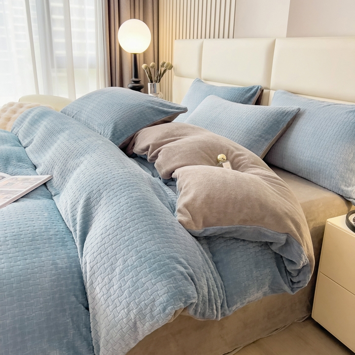 91家纺网 家纺一手货源 找家纺 印季家纺 2025新款立体剪花十字结牛奶绒四件套 蓝灰-灰