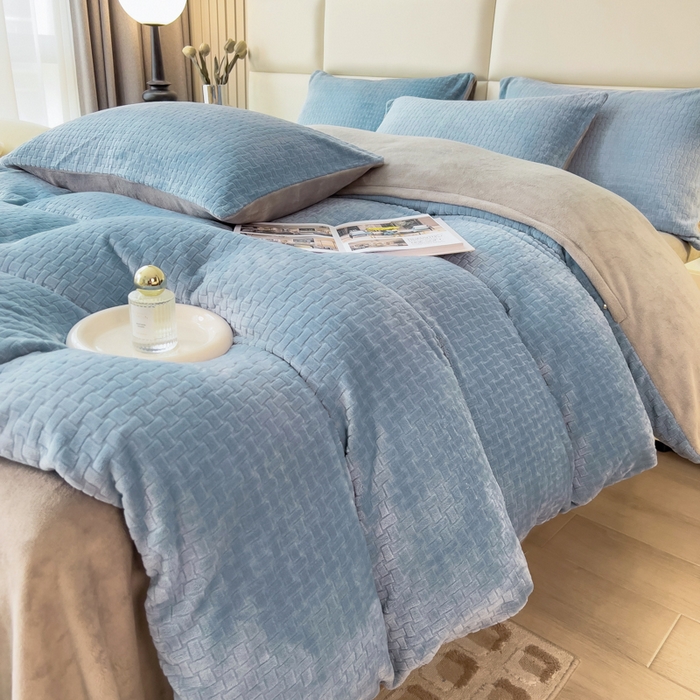 91家纺网 家纺一手货源 找家纺 印季家纺 2025新款立体剪花十字结牛奶绒四件套 蓝灰-灰