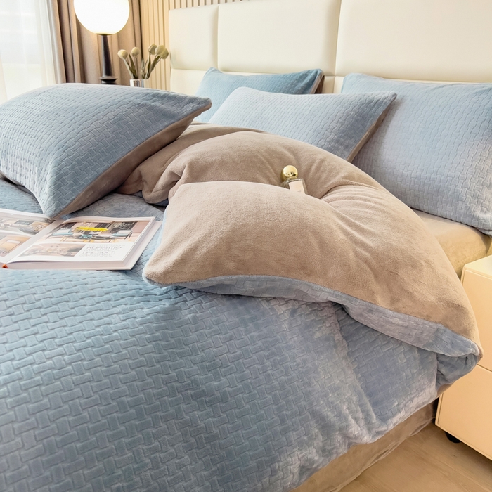 91家纺网 家纺一手货源 找家纺 印季家纺 2025新款立体剪花十字结牛奶绒四件套 蓝灰-灰