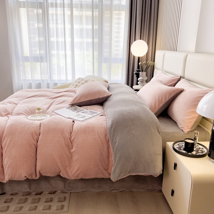 91家纺网 家纺一手货源 找家纺 印季家纺 2025新款立体剪花十字结牛奶绒四件套 豆沙-灰