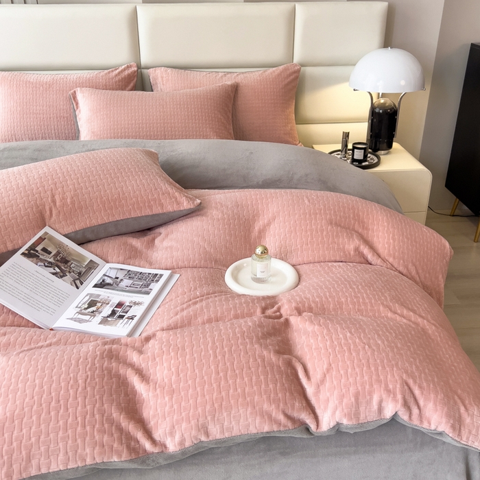 91家纺网 家纺一手货源 找家纺 印季家纺 2025新款立体剪花十字结牛奶绒四件套 豆沙-灰