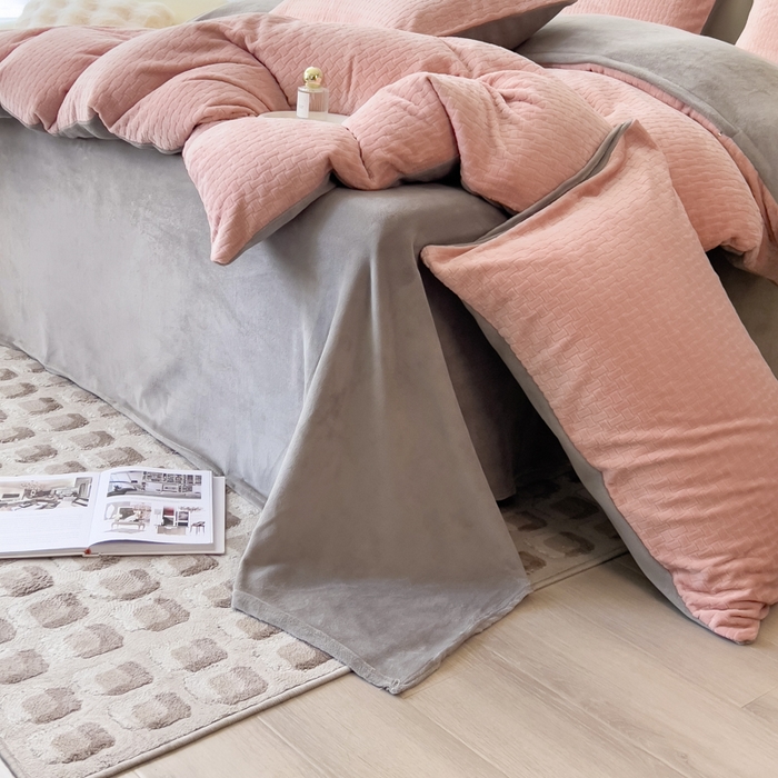 91家纺网 家纺一手货源 找家纺 印季家纺 2025新款立体剪花十字结牛奶绒四件套 豆沙-灰