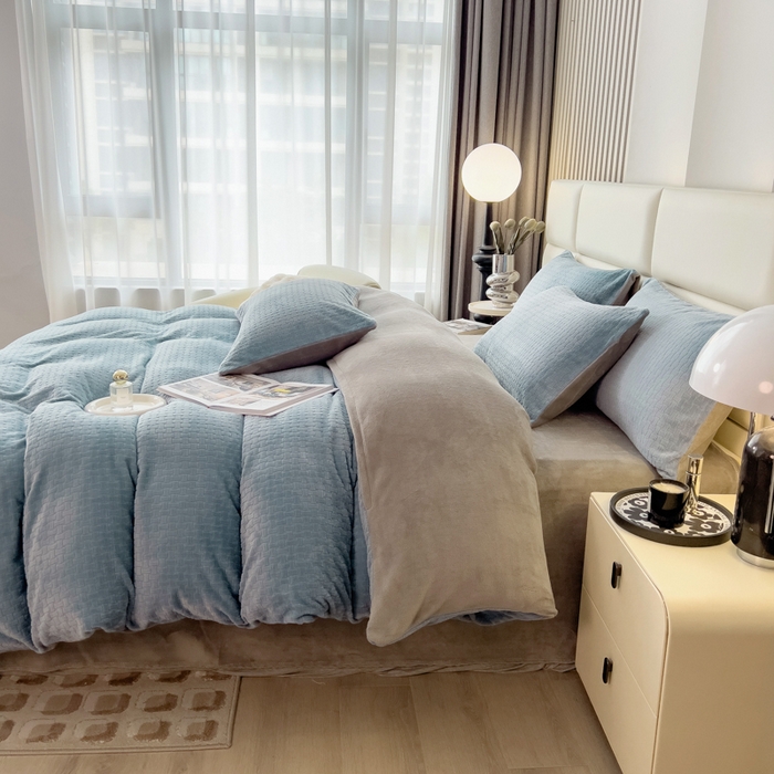 91家纺网 家纺一手货源 找家纺 印季家纺 2025新款立体剪花十字结牛奶绒四件套 蓝灰-灰
