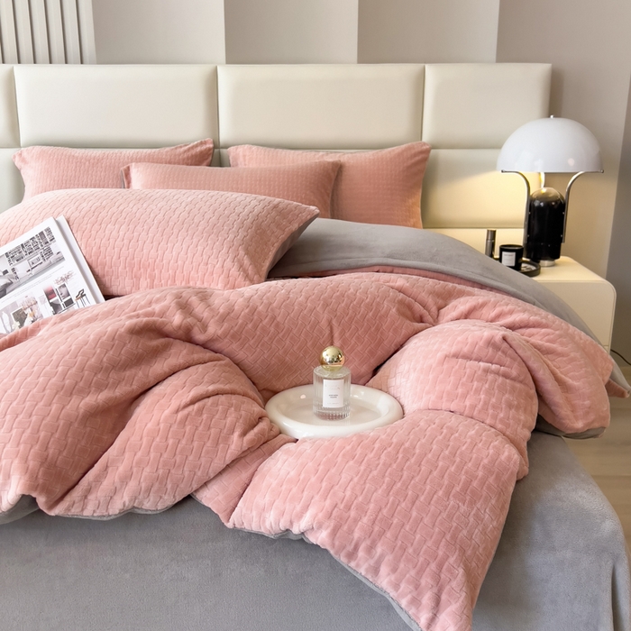 91家纺网 家纺一手货源 找家纺 印季家纺 2025新款立体剪花十字结牛奶绒四件套 豆沙-灰