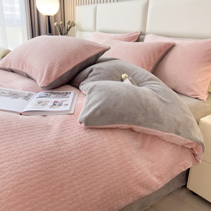 91家纺网 家纺一手货源 找家纺 印季家纺 2025新款立体剪花十字结牛奶绒四件套 豆沙-灰