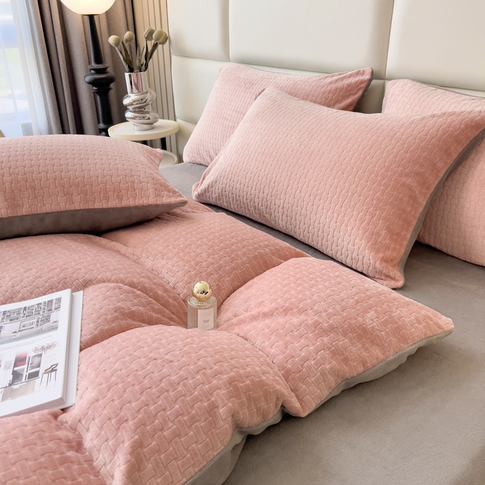 91家纺网 家纺一手货源 找家纺 印季家纺 2025新款立体剪花十字结牛奶绒四件套 豆沙-灰