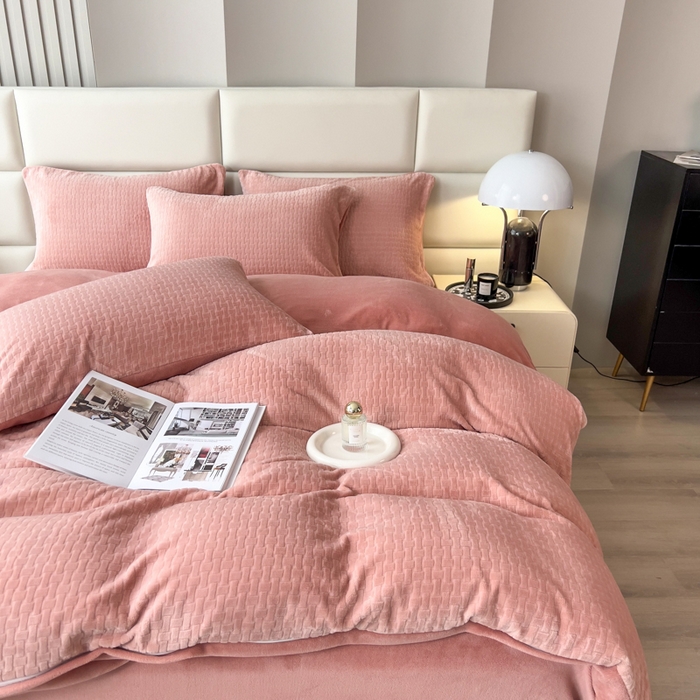 91家纺网 家纺一手货源 找家纺 印季家纺 2025新款立体剪花十字结牛奶绒四件套 豆沙