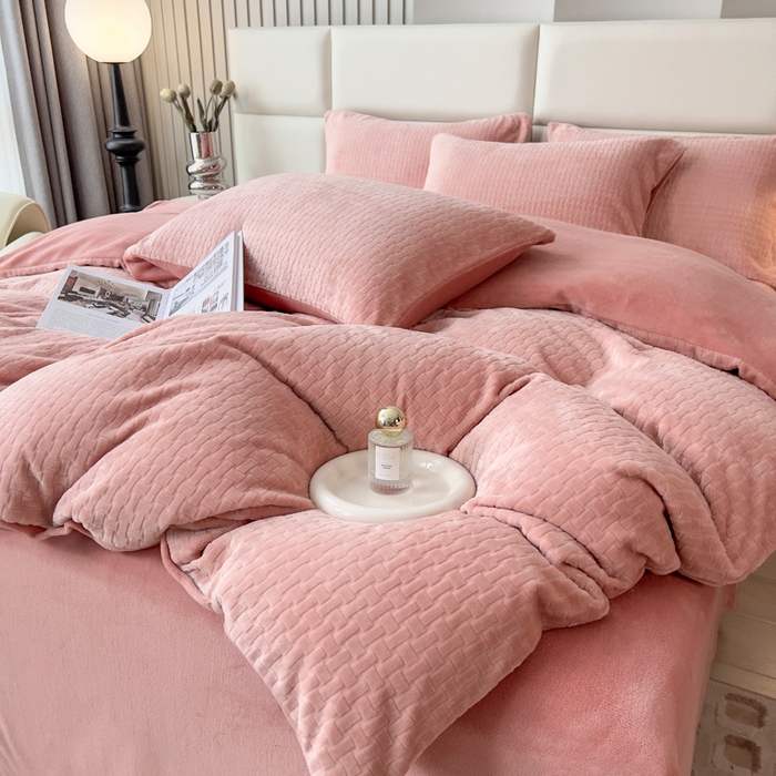 91家纺网 家纺一手货源 找家纺 印季家纺 2025新款立体剪花十字结牛奶绒四件套 豆沙