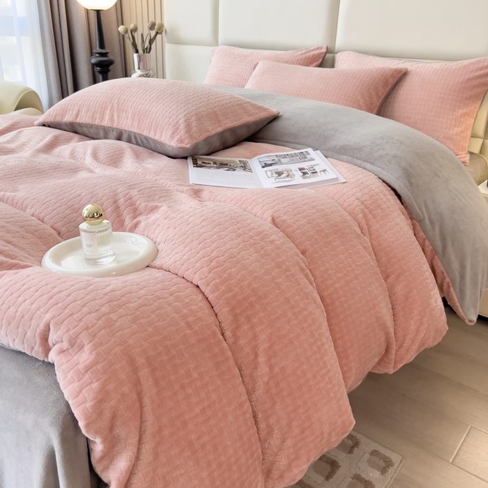 91家纺网 家纺一手货源 找家纺 印季家纺 2025新款立体剪花十字结牛奶绒四件套 豆沙-灰