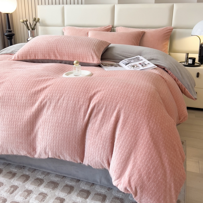 91家纺网 家纺一手货源 找家纺 印季家纺 2025新款立体剪花十字结牛奶绒四件套 豆沙-灰