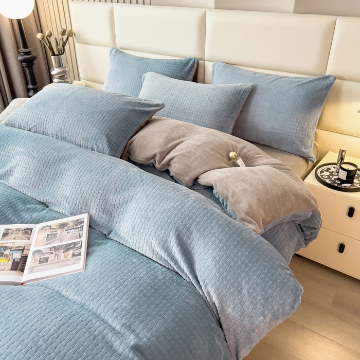 91家纺网 家纺一手货源 找家纺 印季家纺 2025新款立体剪花十字结牛奶绒四件套 蓝灰-灰