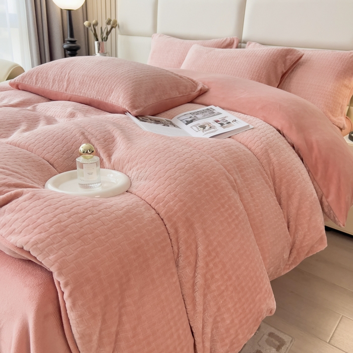 91家纺网 家纺一手货源 找家纺 印季家纺 2025新款立体剪花十字结牛奶绒四件套 豆沙