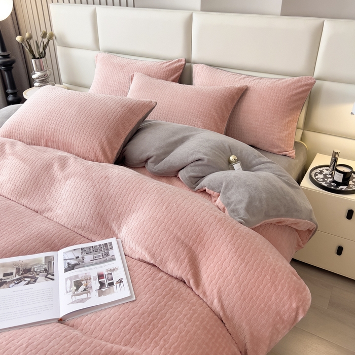 91家纺网 家纺一手货源 找家纺 印季家纺 2025新款立体剪花十字结牛奶绒四件套 豆沙-灰