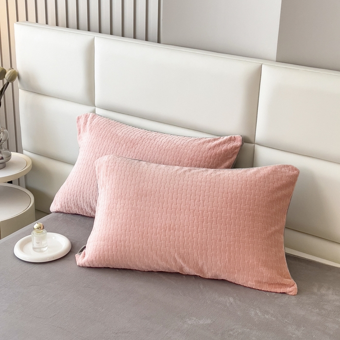 91家纺网 家纺一手货源 找家纺 印季家纺 2025新款立体剪花十字结牛奶绒四件套 豆沙-灰